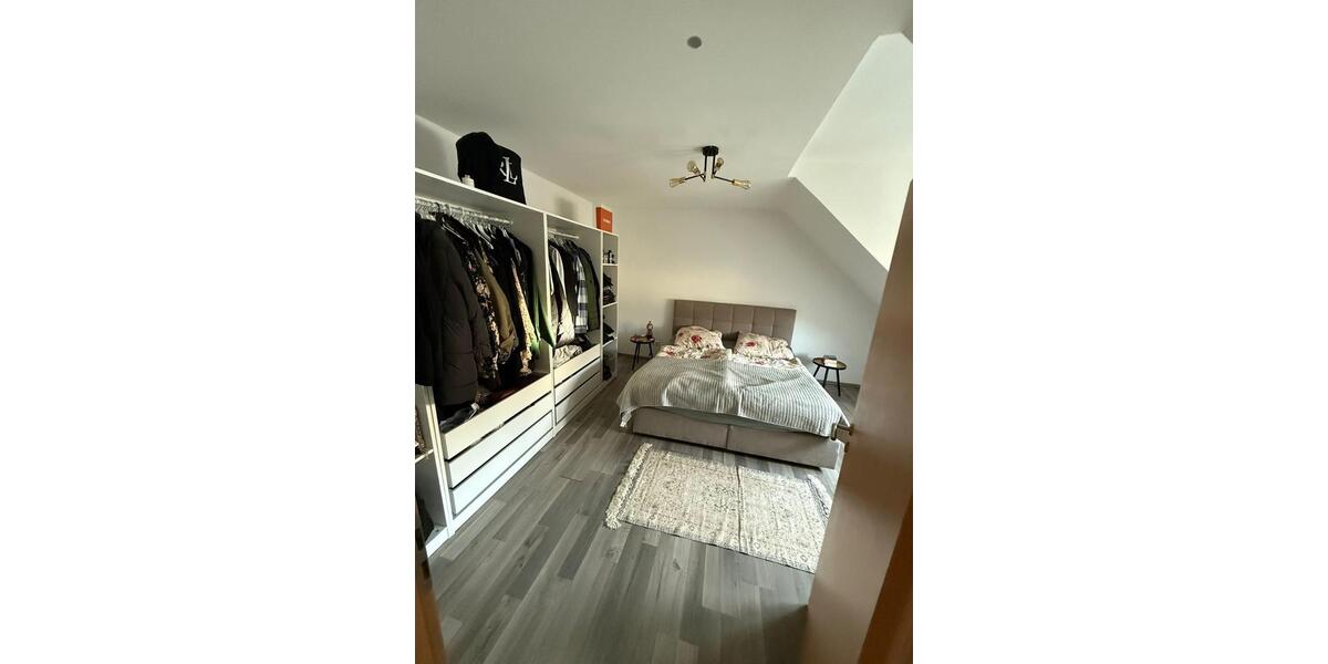 großzügige DG-Wohnung: 3 Zimmer plus Wohnküche, modernes Bad 3 zimmer