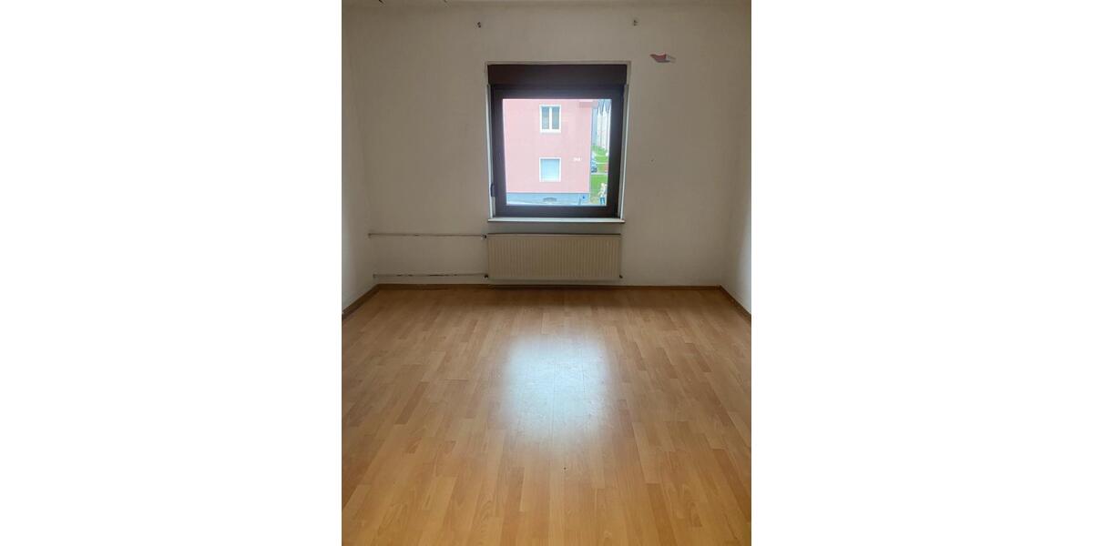 Renovierungsbedürftige Wohnung zu vermieten! 100 5 zimmer